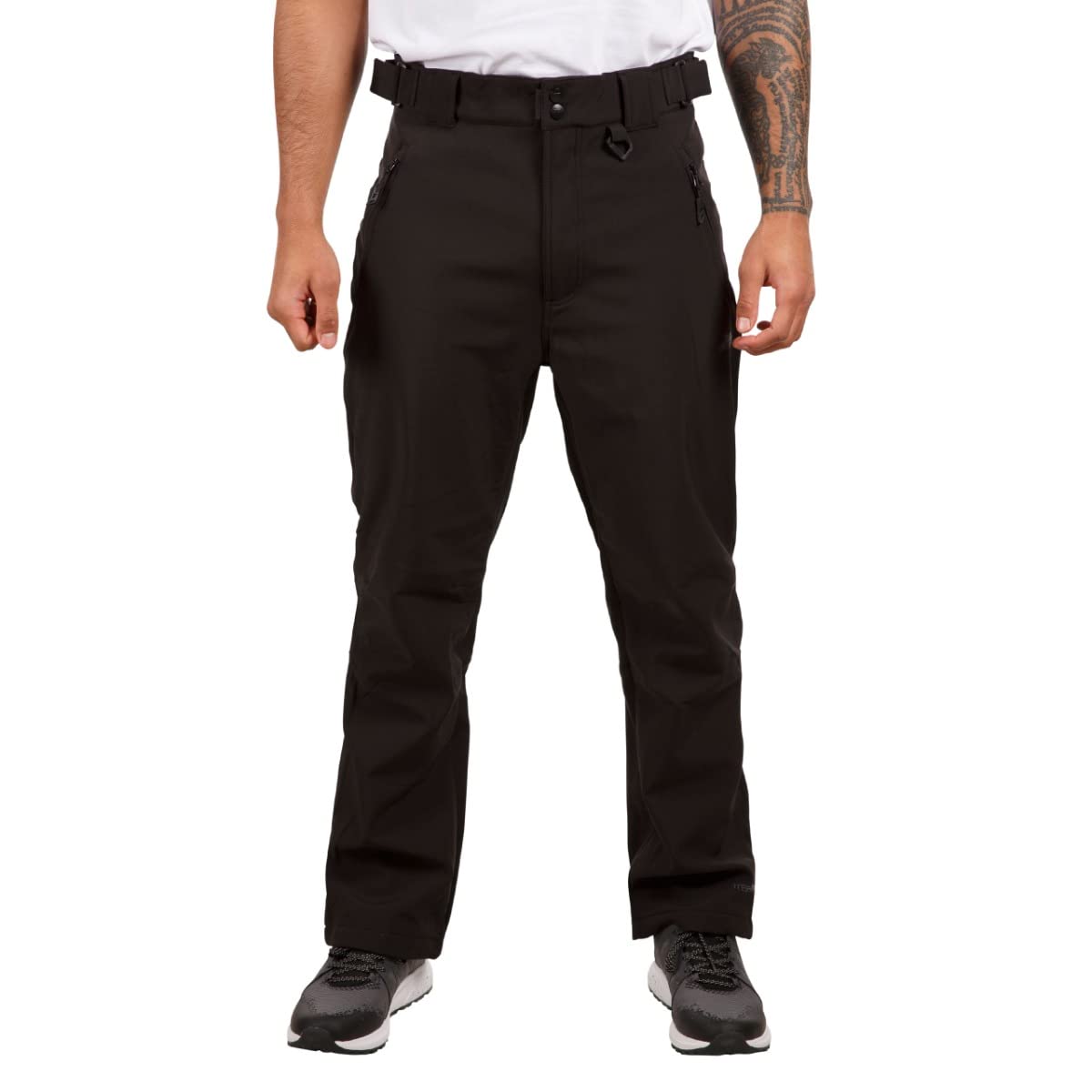 Homme en randonnée avec pantalon respirant – idéal pour les sentiers estivaux