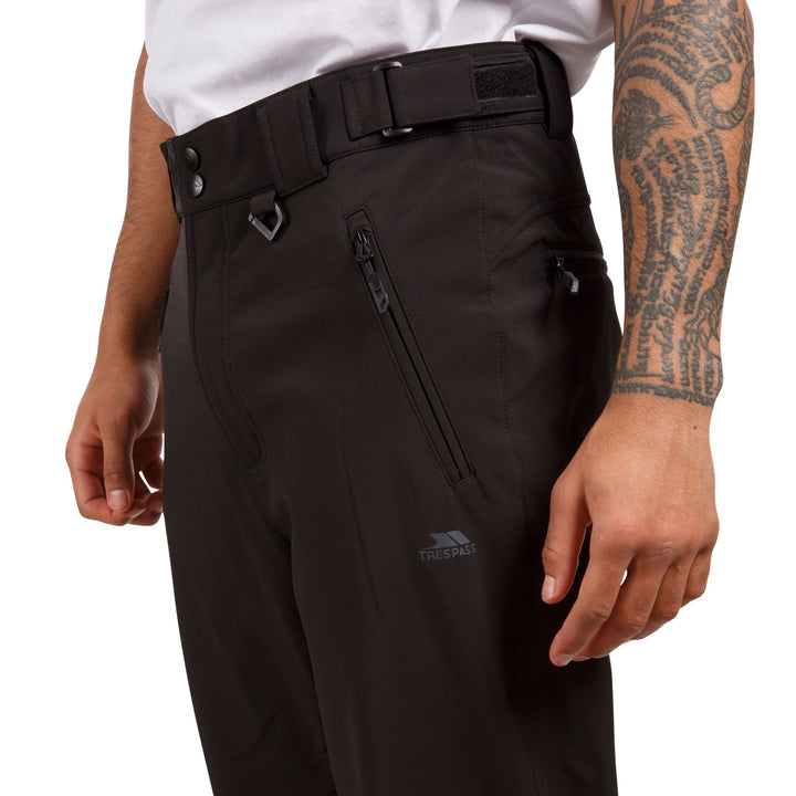 Détail de la taille élastique réglable du pantalon randonnée